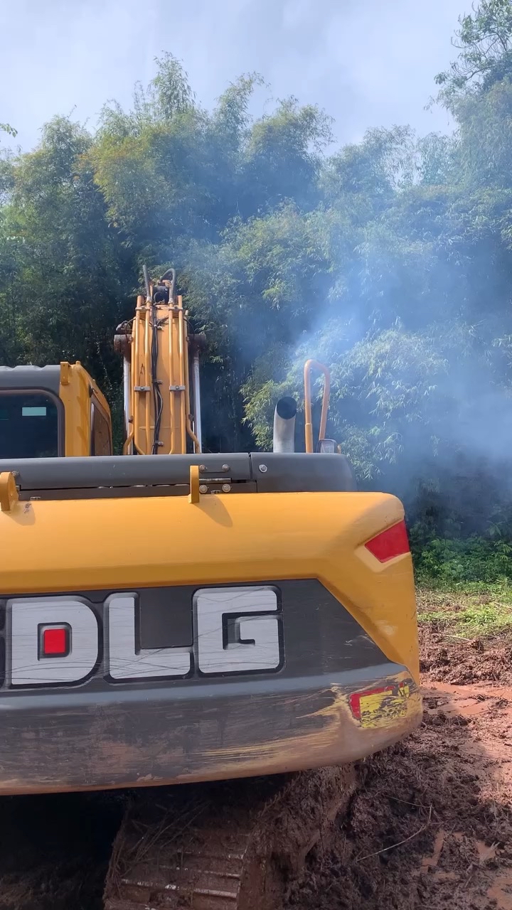 中午了在挖机里面做饭😀😀😀