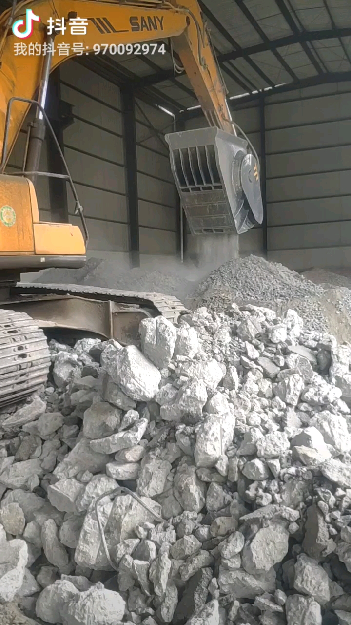 挖机粉碎机常年承接混泥土块块，鹅卵石，粉碎