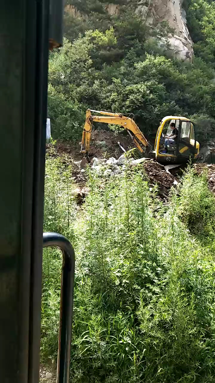 挖機(jī)沒活幫老板開鏟車