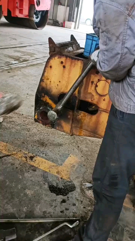 徐工吊車進場拆解中