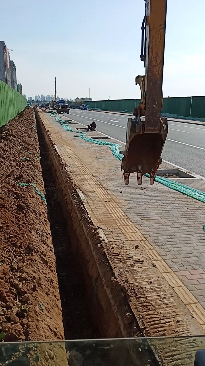 绿化带挖沟