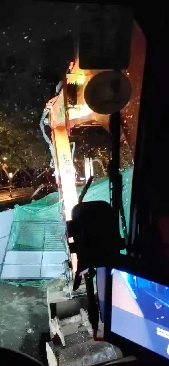 网红道钟楼雨中装车