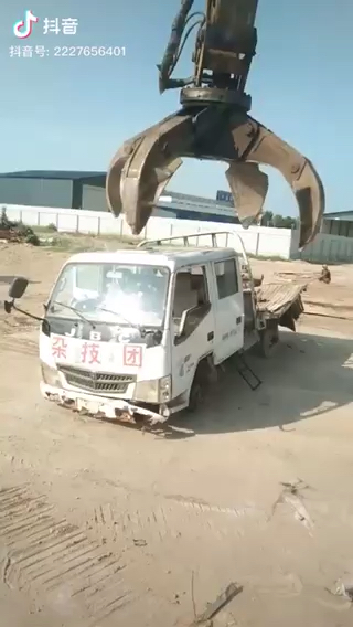 事实证明，不管是轿车还是货车，在挖掘机面前，都是玩具
