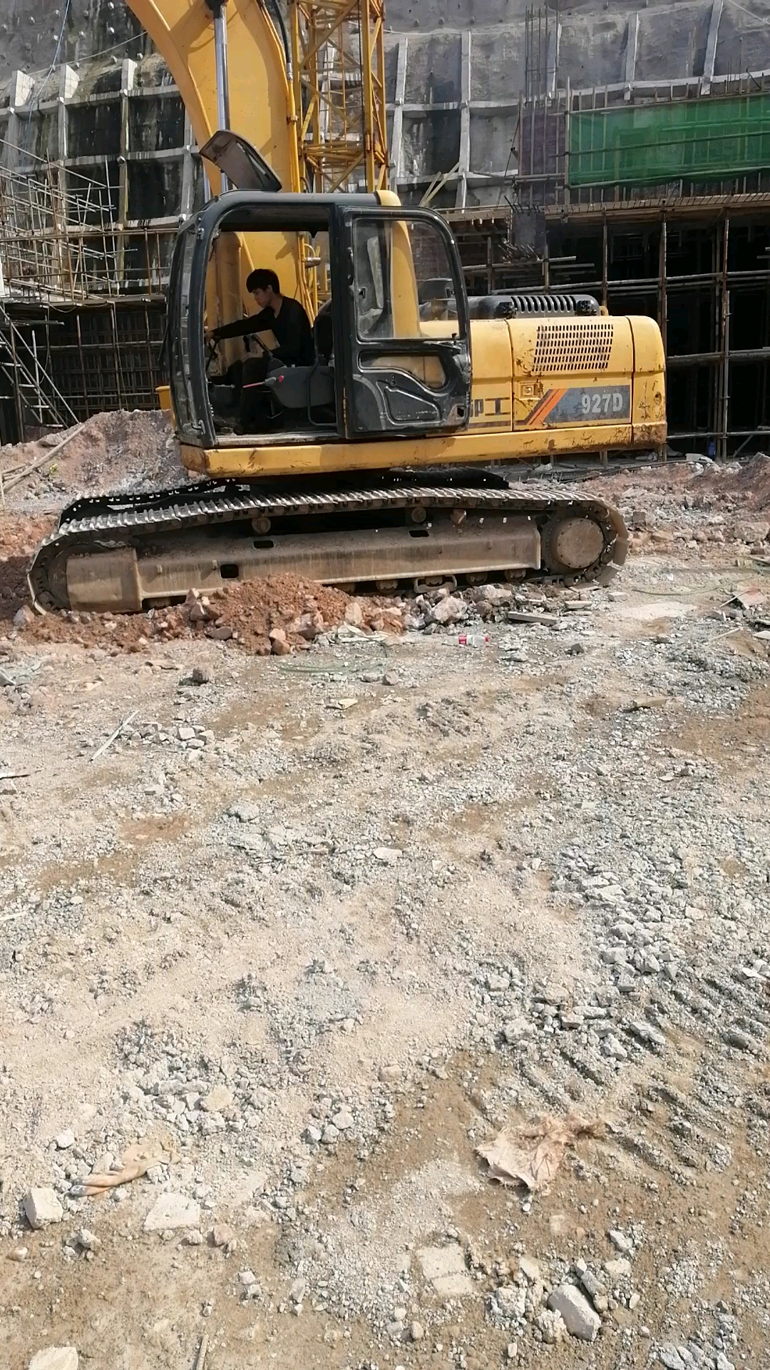 新工地 挖机不够大 想对换了一个3字头挖机