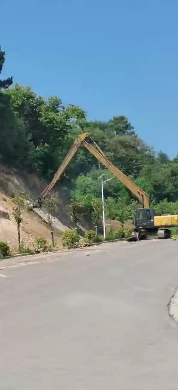 铣挖机在风化石坡面开槽