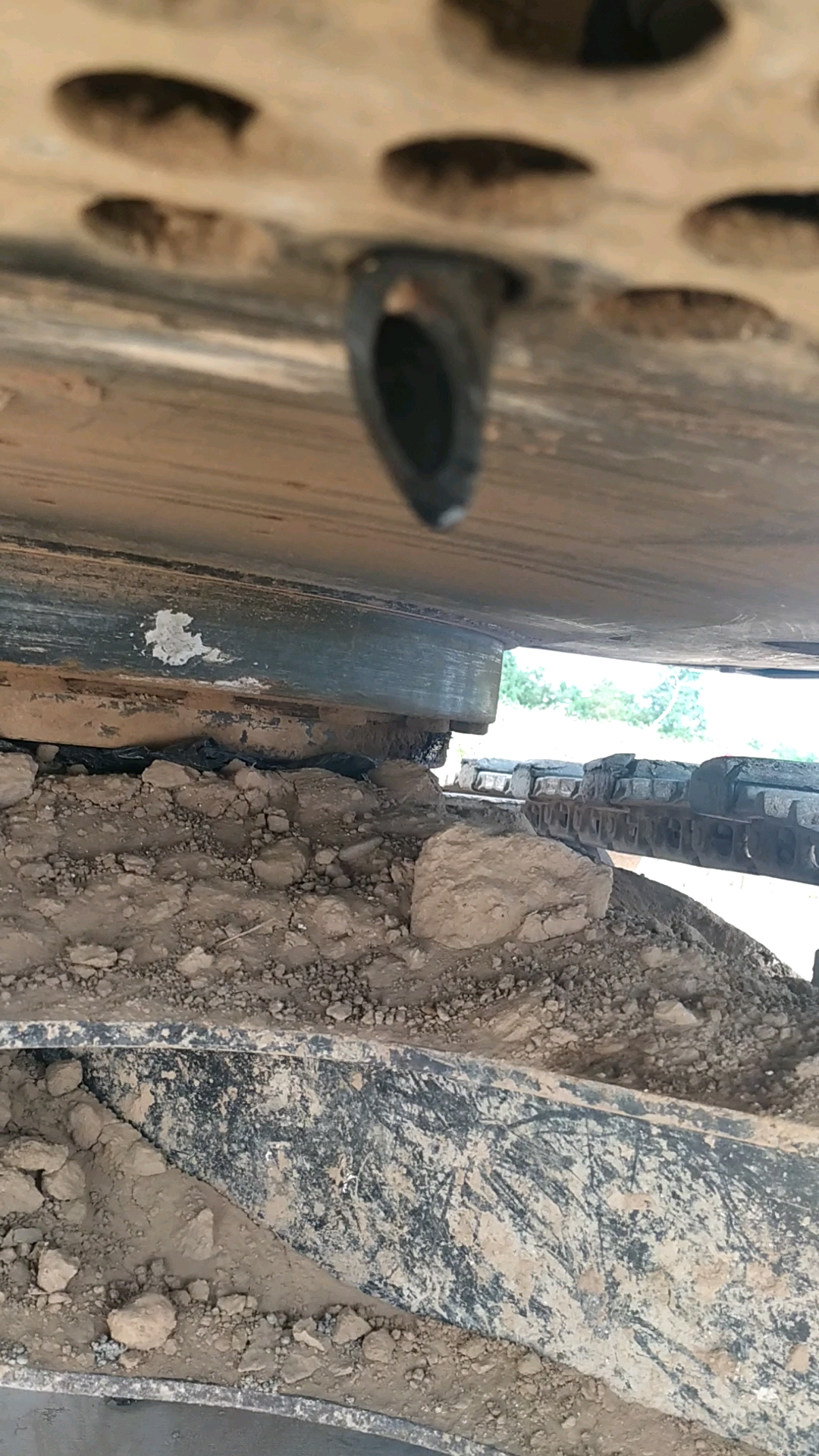 发动机动力正常，也不冒黑烟，下排气有废气滴机油是怎么了？