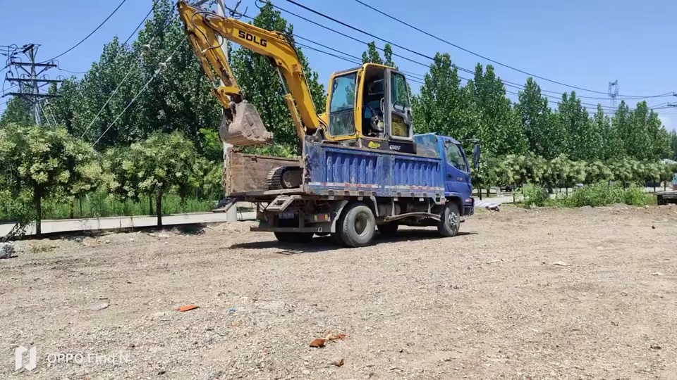 挖掘机无人驾驶下板车！哈哈哈！