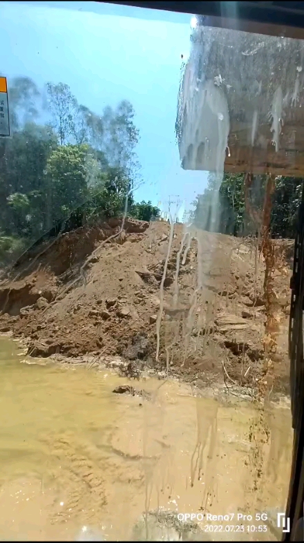 挖机给自己洗澡