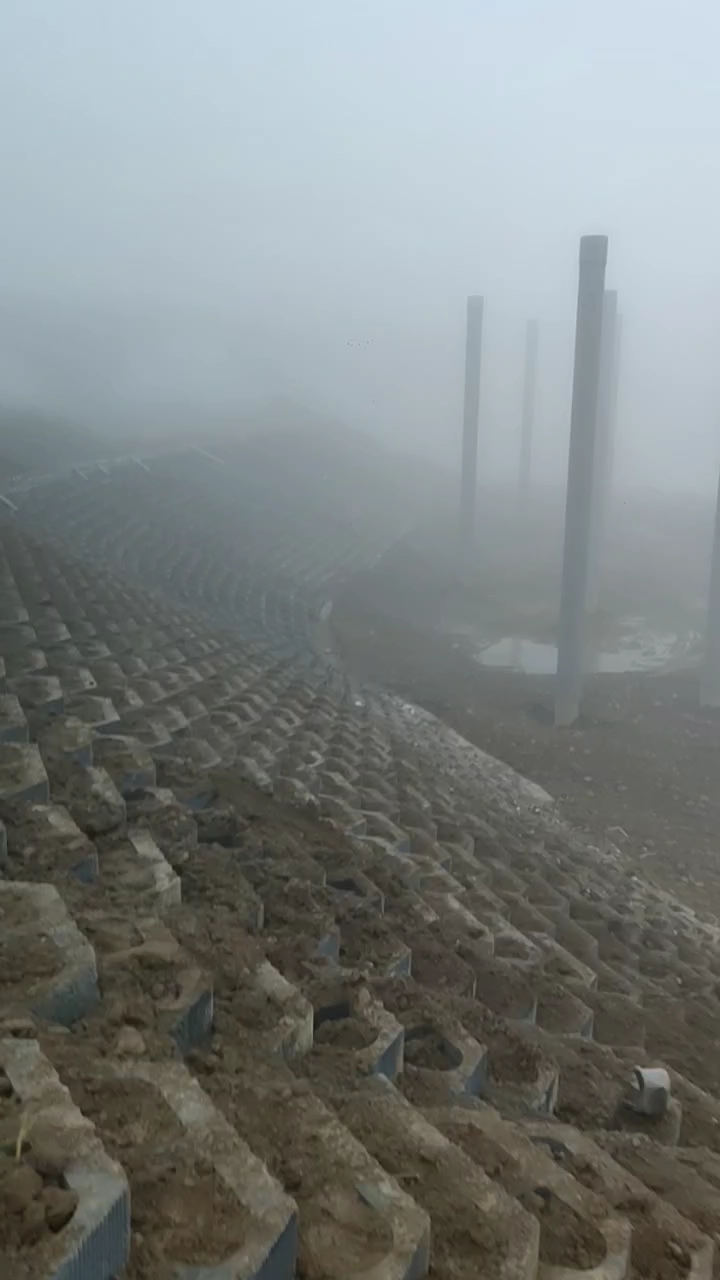 趕緊上挖機(jī)干活，室外的溫度太低了