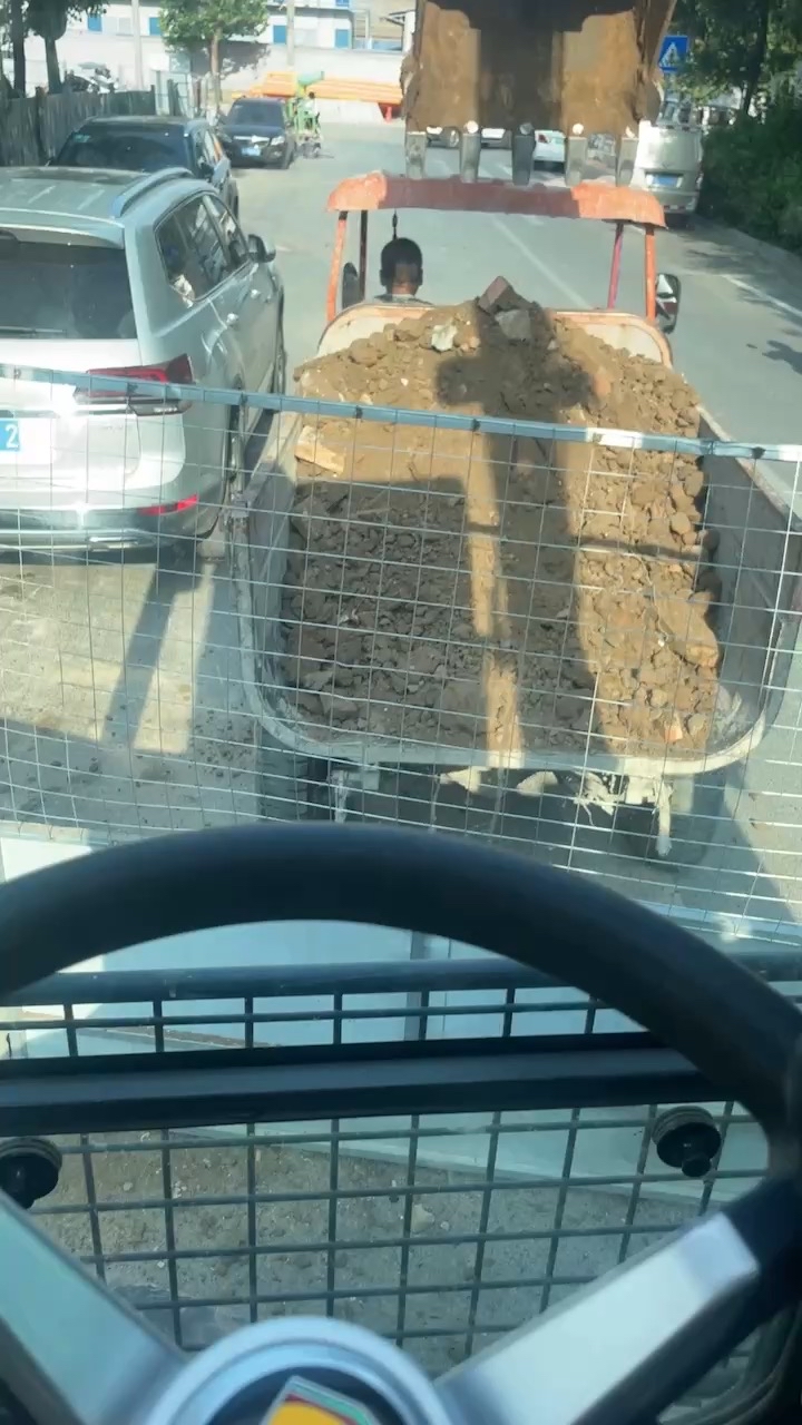 停工地围挡边上贴个违停