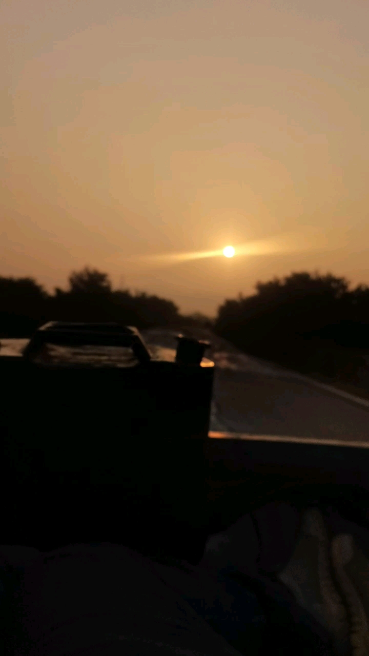 这就是今天养挖机的现状啊两个老板骑一个三轮车干活去，