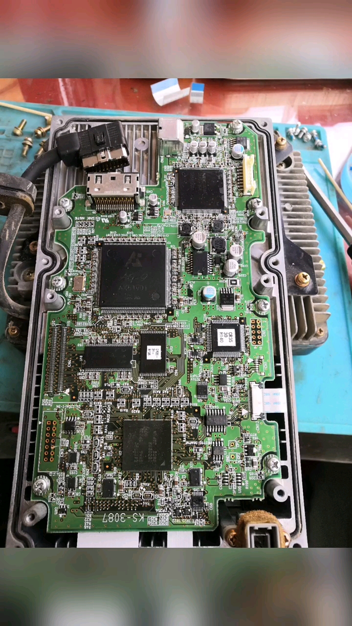 小松PC200-8挖掘机显示屏自动关机重启的故障维修处理