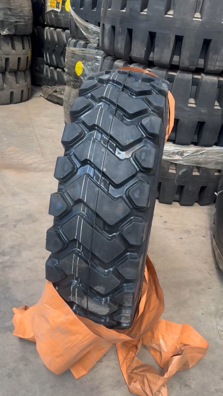 ??17.5-25 三零裝載機(jī)專用輪胎，兩款花紋，高耐磨不掉塊，好用還實(shí)惠！-帖子圖片