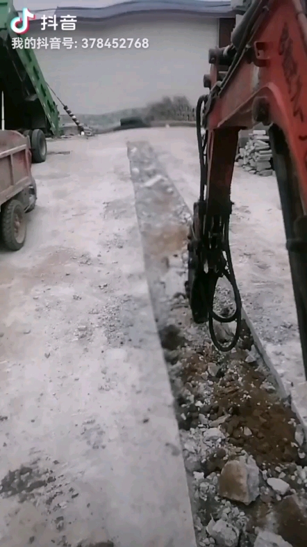 大工程，开着自己的挖机给老板替班来，挖机还有活路吗