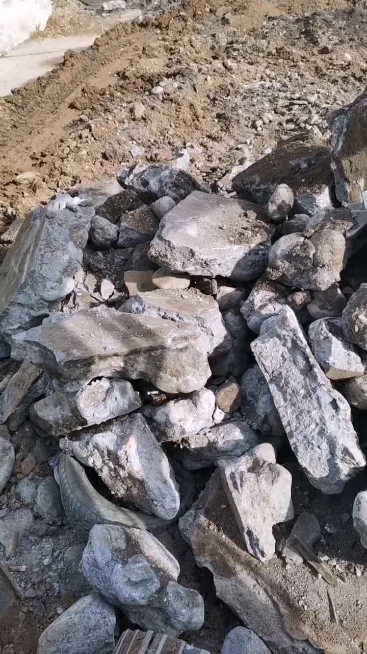 摳水泥塊，裝水泥塊，平地，