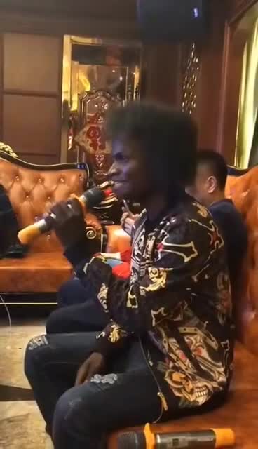 非洲回来的兄弟，唱的还不错哦。