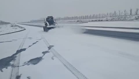 原裝進(jìn)口山貓掃雪機(jī)，滑移裝載機(jī)，四驅(qū)車，清雪機(jī)