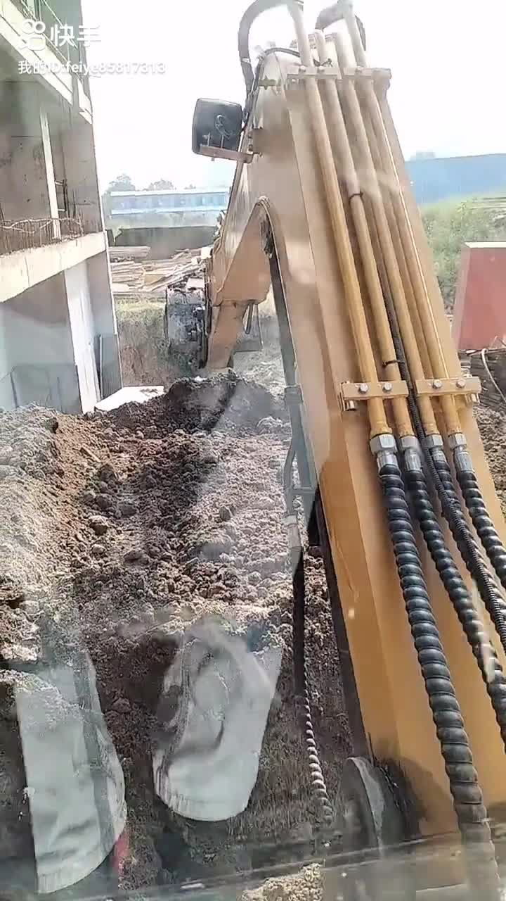 砸倆大坑。