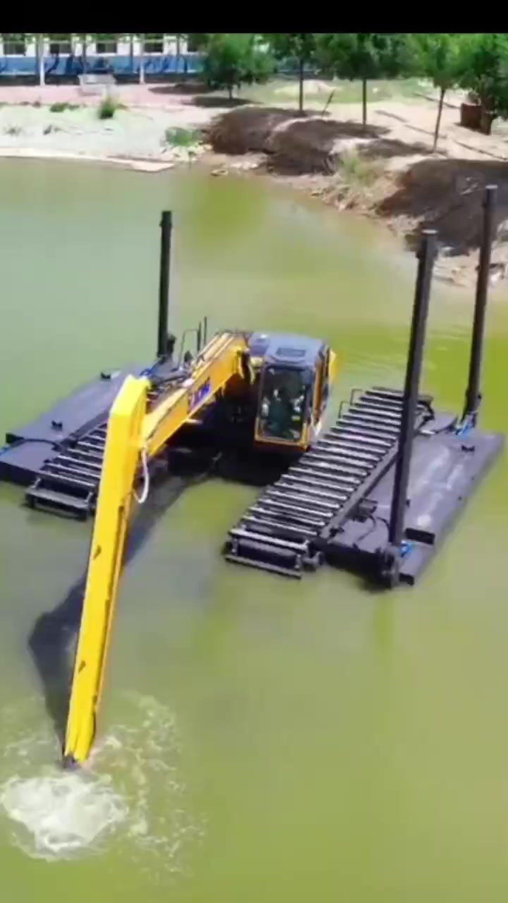 改装后的挖掘机成为水中的战斗机-帖子图片