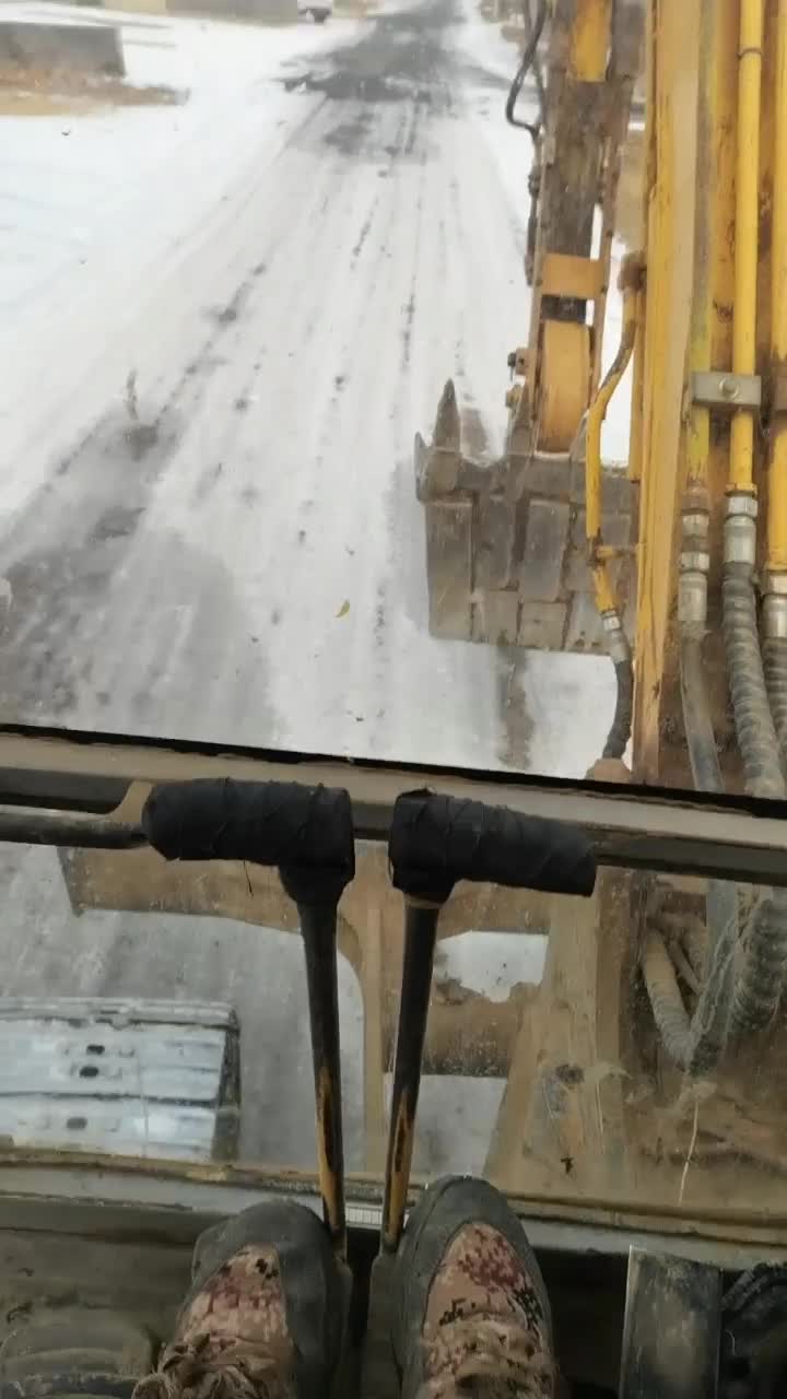 千里冰封，万里雪飘，开着挖机就是野