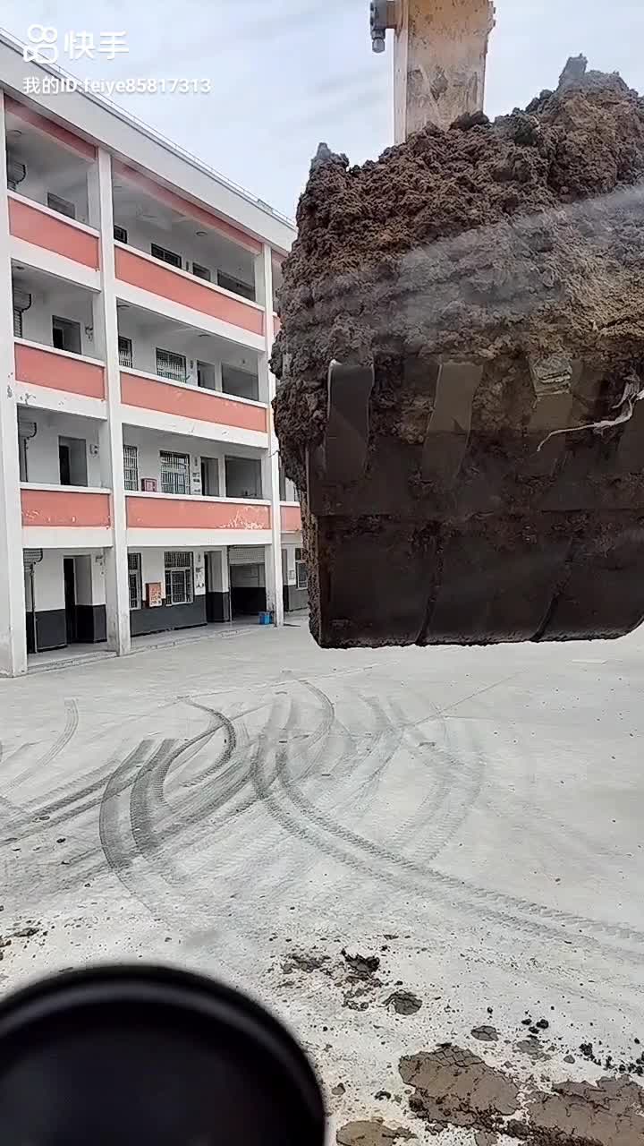 不管小伙有多傲